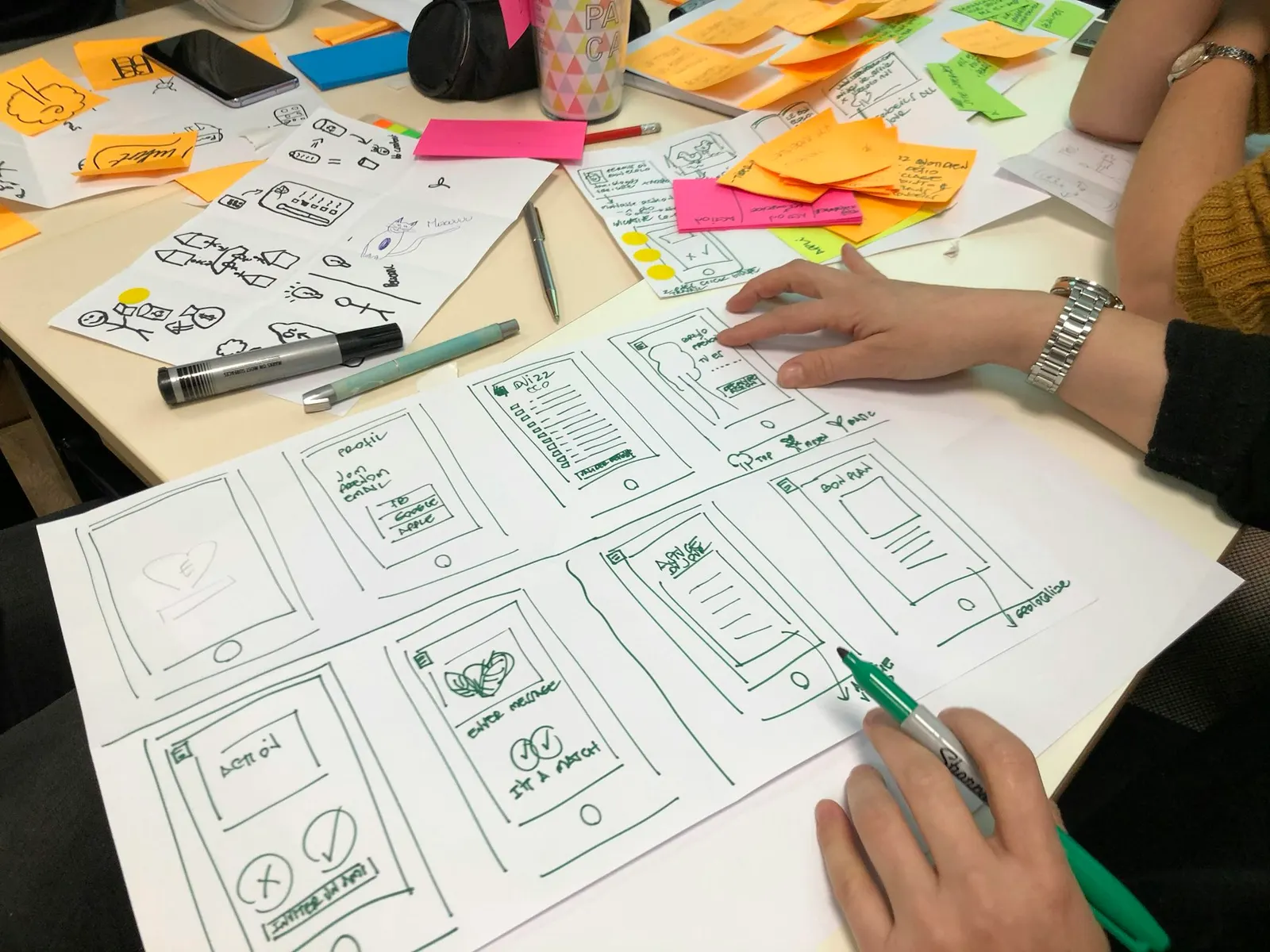 Diseño de pantallas de una aplicación sobre papel