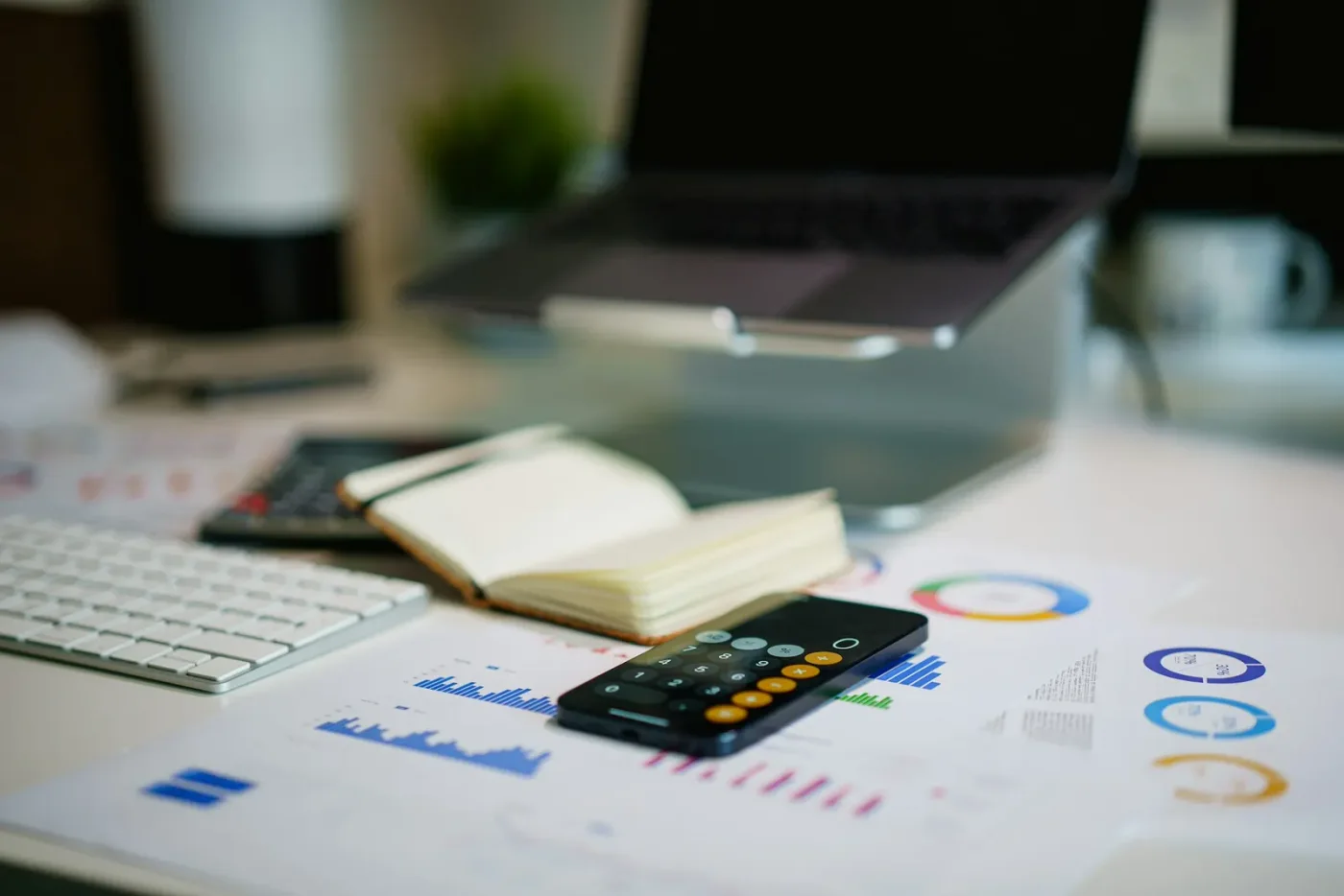 Calculadora y gráficos impresos para revisar un presupuesto