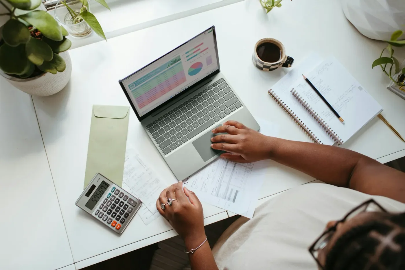Análisis de información en una laptop junto a documentos