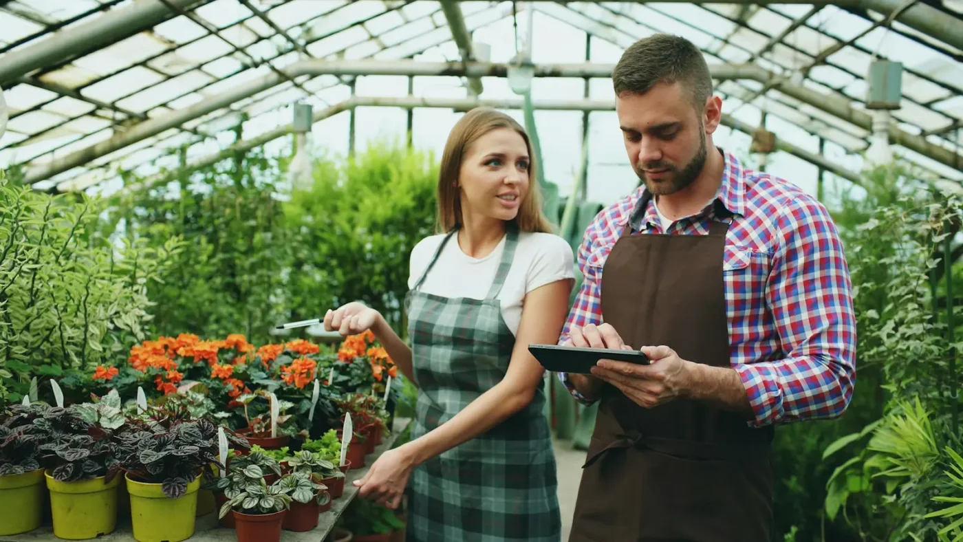 Dos personas consultando una tablet en un vivero